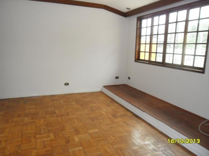 Casa à venda com 4 quartos, 200m² - Foto 2